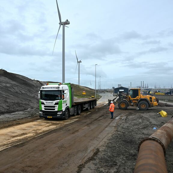 Voormalige Duizendknoopgrond wordt gebruikt voor verhoging Slufterdijk (Ries van Wendel de Joode)