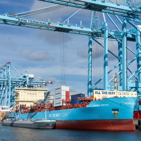 Laura Maersk bunkers biomethanol for the first time in Rotterdam. Photo: Jerry Lampen