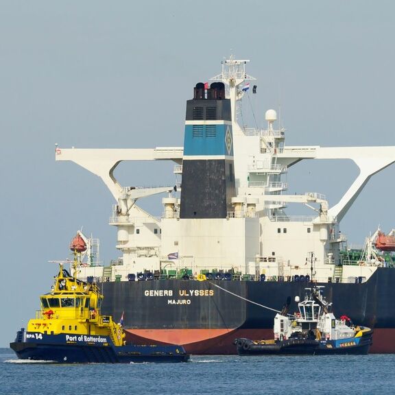 RPA 14 met sleper haalt schip binnen