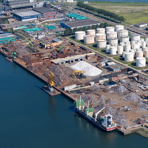 Grondstoffenopslag in de Rotterdamse haven