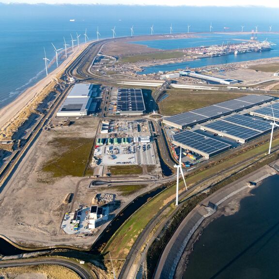 Conversiepark in aanleg met Holland Hydrogen 1 op Maasvlakte 2