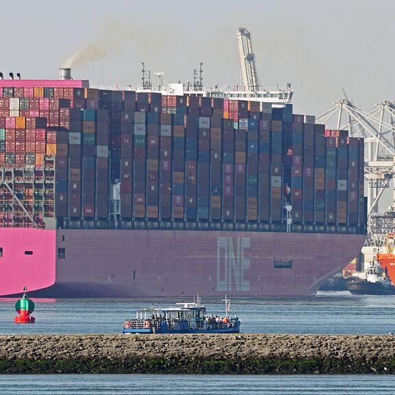 Het Hoeksveer op de Maasvlakte met de One Integrity op de achtergrond