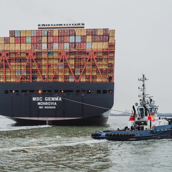 Tug Boluda tows ship