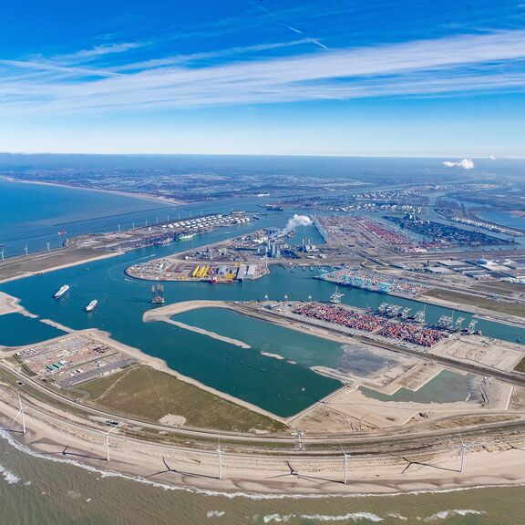 Luftaufnahme der Maasvlakte 2 mit neuen Grundstücken im Princess Alexiahaven (Foto: Martens Multimedia)