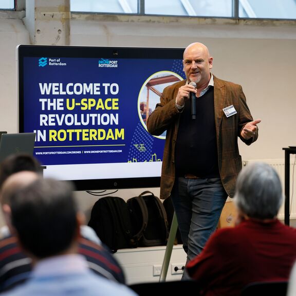 Oscar van Veen op het podium tijdens U-Space Revolution