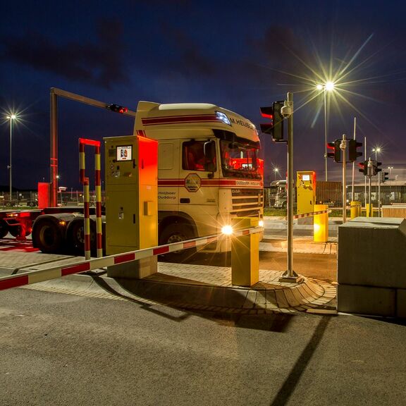 Vrachtwagen komt aan bij terminal en wacht voor de slagboom