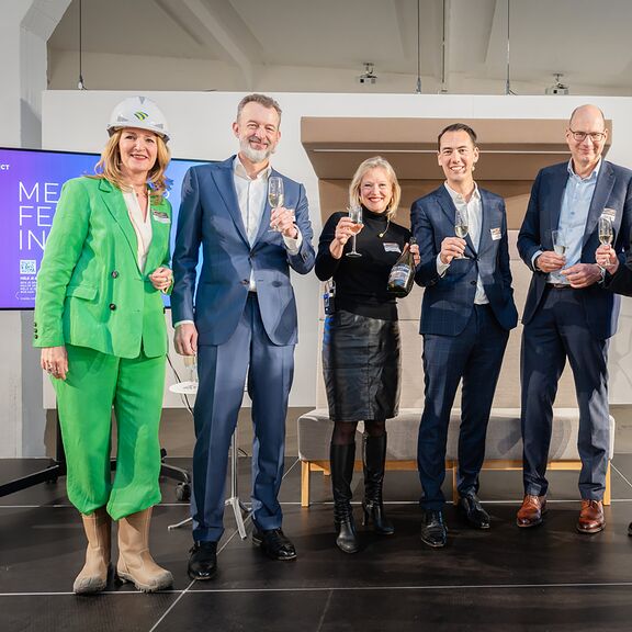 Een proost op de doop van de Ferro Offices v.l.n.r: Delian de Gier, strategisch communicatieadviseur Rotterdam Makers District; Boudewijn Siemons, CEO & COO a.i. Havenbedrijf Rotterdam; wethouder Chantal Zeegers (Klimaat, Bouwen en Wonen) gemeente Rotterd