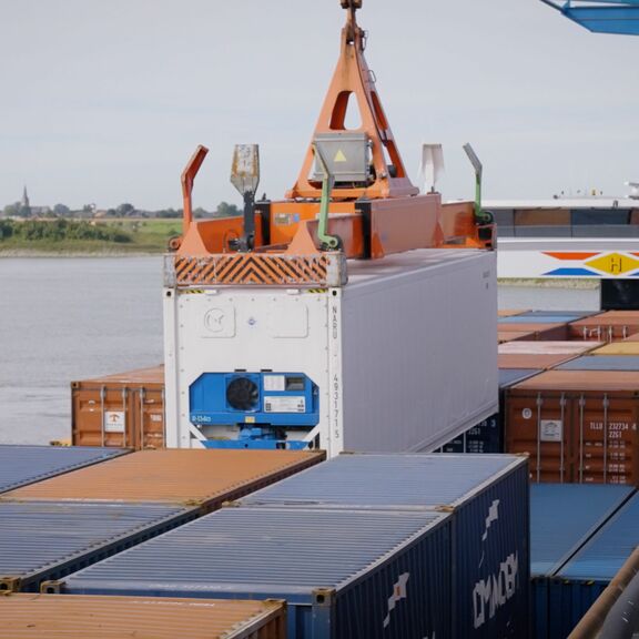 Container geladen op binnenvaartschip