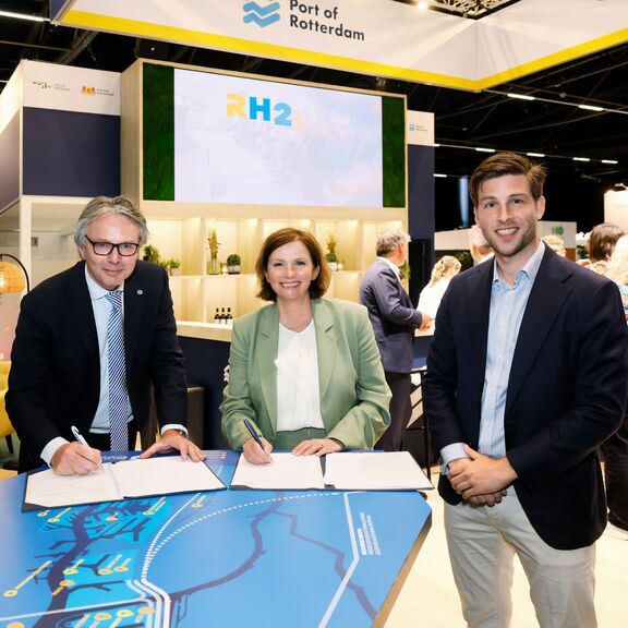 Marielle Chartier, Business Manager Port of Rotterdam; Nico van Dooren, Director New Business Development; Wilma van Dijk, Algemeen directeur Rotterdam The Hague Airport; Daan van Dijk, Innovator Rotterdam The Hague Airport