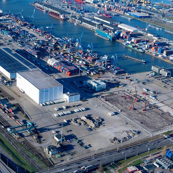 Luchtfoto Q Terminals Kramer Rotterdam. Foto MartensMultimedia.