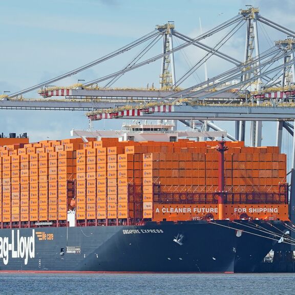 Singapore Express van Hapag-Lloyd met oranje containers