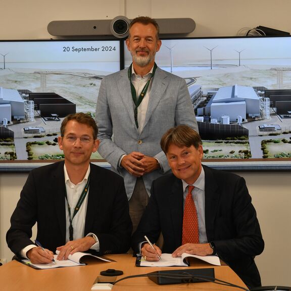  From left to right: Maarten Abbenhuis (COO TenneT), Boudewijn Siemons (CEO Port of Rotterdam Authority) and Frans Everts (president-director Shell Netherlands). Photo: Shell, Ernst Bode.