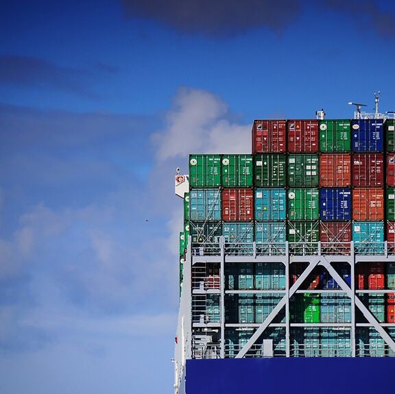 Containers aan boord van een containerschip