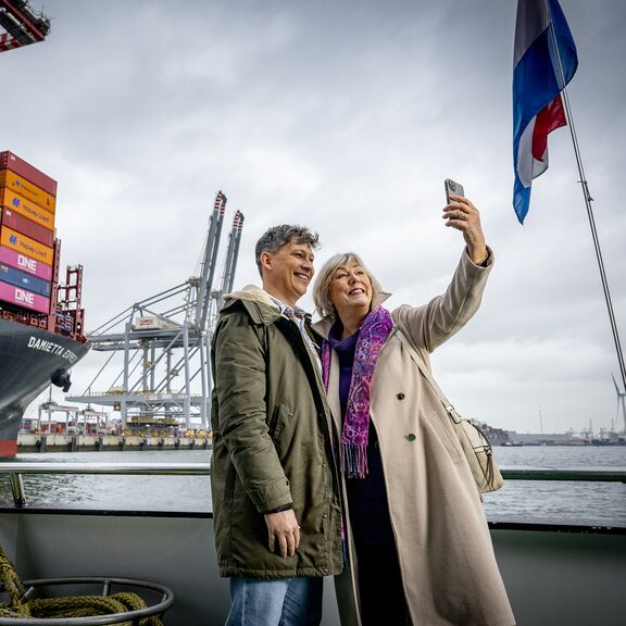 People taking a selfie on board the sailtrip
