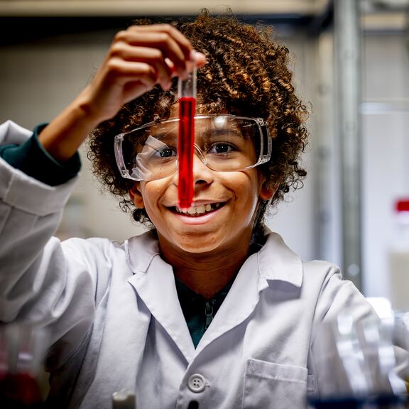 Jongen speelt met chemieset in Portlantis