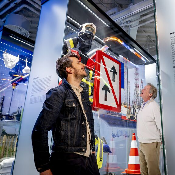 Collega's bewonderen displays in Portlantis