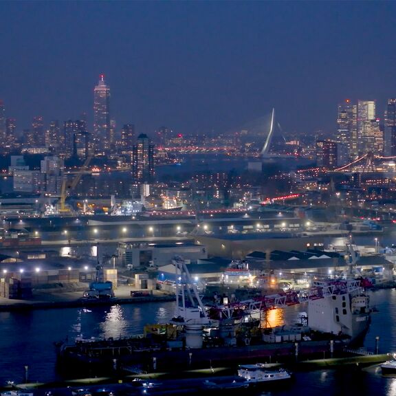 Die Skyline von Rotterdam vom Hafen aus gesehen