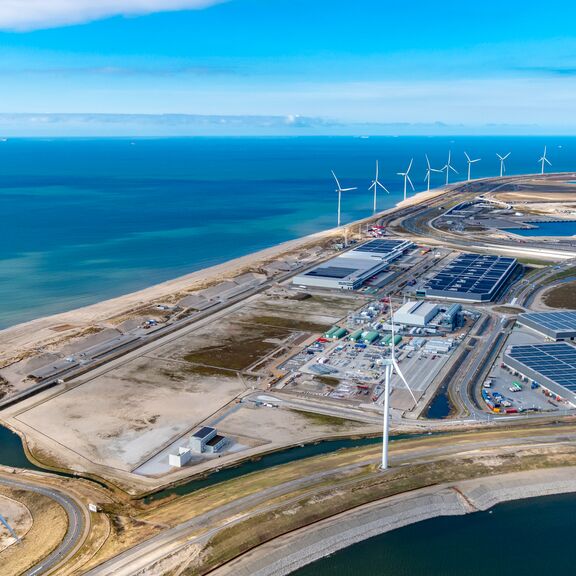 Luftaufnahme der Maasvlakte 2 mit der Nordsee im Hintergrund