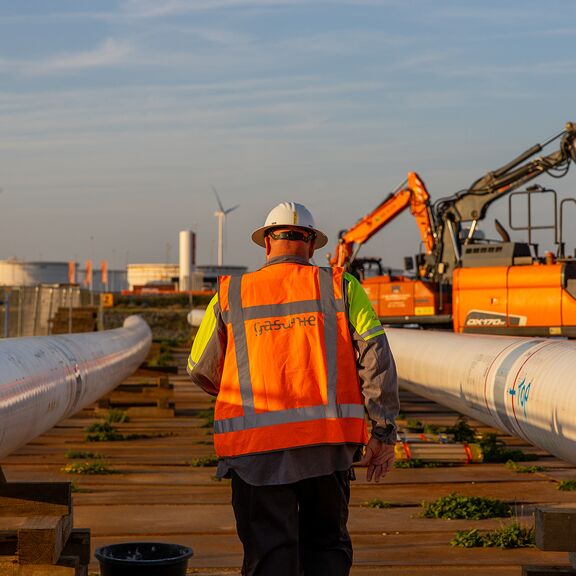 Employee Gasunie between hydrogen transportation pipes
