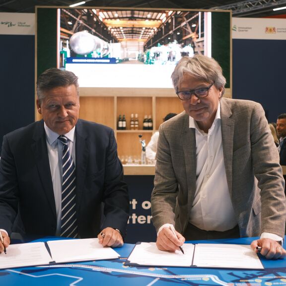 Nico van Dooren ondertekent samenwerking op de World Hydrogen Summit