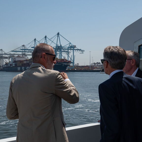Boudewijn Siemons, CEO des Hafenbetriebs Rotterdam (links), Ministerpräsident Dick Schoof (Mitte) und Deltalinqs-Vorsitzender Victor van der Chijs (rechts) während des Besuchs des Ministerpräsidenten im Rotterdamer Hafen