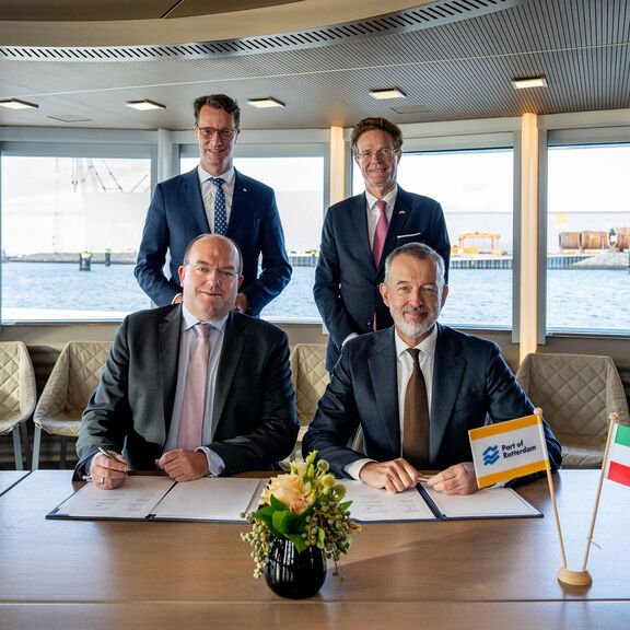 Politische Entscheidungsträger des Rotterdamer Hafens und von Duisport posieren nach der Unterzeichnung der Absichtserklärung zur weiteren Zusammenarbeit für ein Foto.