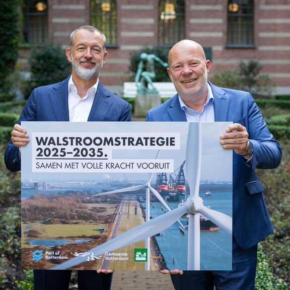 Boudewijn Siemons (CEO Port of Rotterdam Authority) and Robert Simons (Port Alderman, Municipality of Rotterdam) present the new shore power strategy. Photo: Municipality of Rotterdam