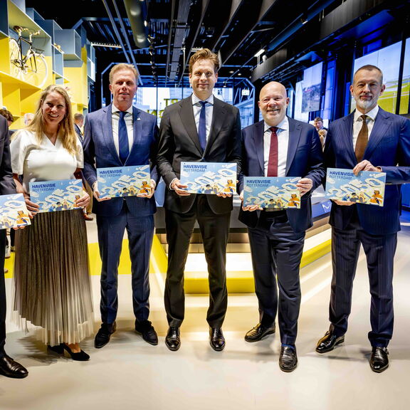 Minister posieren mit der Hafenvision 2050