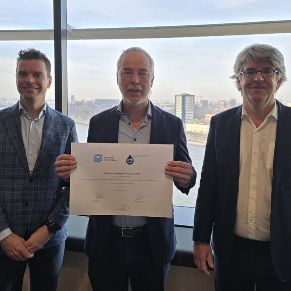 Vlnr: Marijn van Schoote, Direktor Ferm Zeehavens, Willem-Henk Streekstra, Direktor von VOTOB, Ronald Backers, Berater Business Intelligence Port of Rotterdam Authority