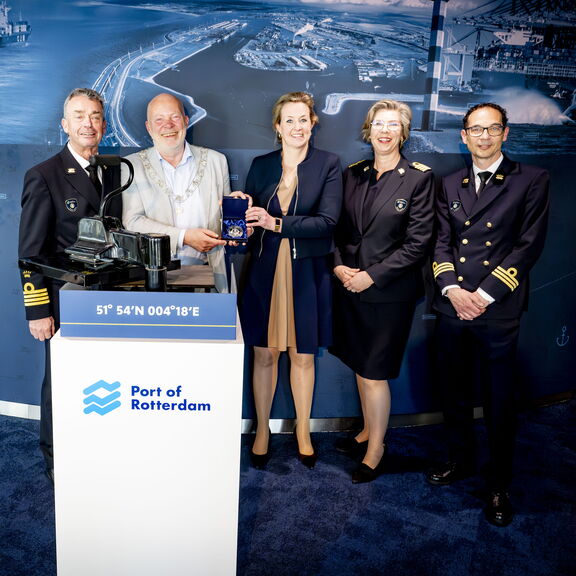 René de Vries (Harbour Master), Robert Simons (Deputy Mayor), Berte Simons (COO of the Port of Rotterdam Authority), Miranda Sagel (HCC Manager) and Aldert Kap (HCC Team Leader) at the opening of the new HCC. Photo: Robin Utrecht