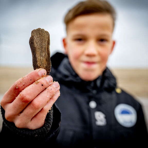Gids Walter tijdens een fossielenexpeditie