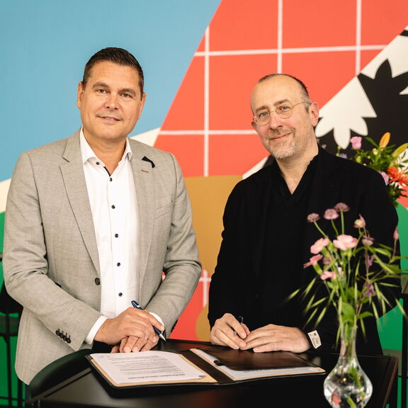 Richard van der Eijk, hoofd Communications & External Affairs van Havenbedrijf Rotterdam (links) en Edo Righini, algemeen directeur van de Doelen (rechts)
