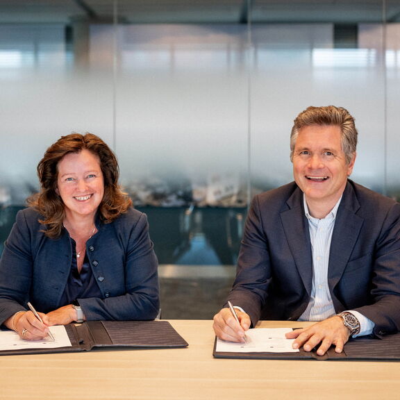 Links: Vivienne de Leeuw (CFO Havenbedrijf Rotterdam). Rechts: Joan Blaas (CEO Royal Dirkzwager)