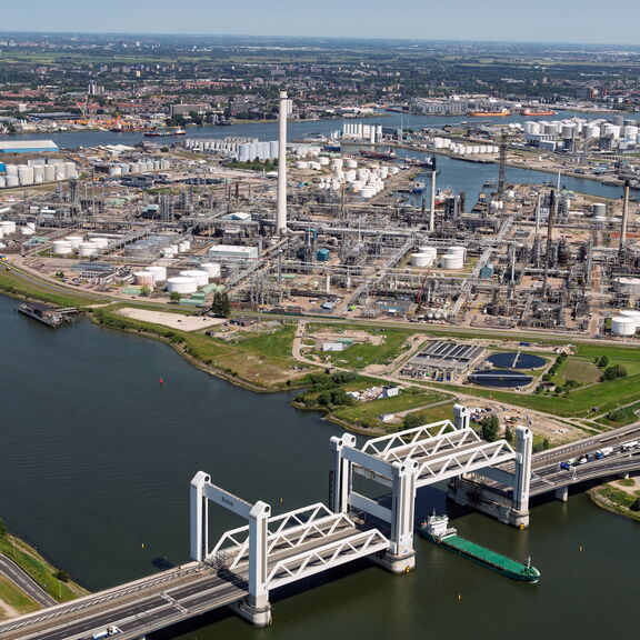 Die Botlek-Brücke mit dem Shell-Terminal im Hintergrund