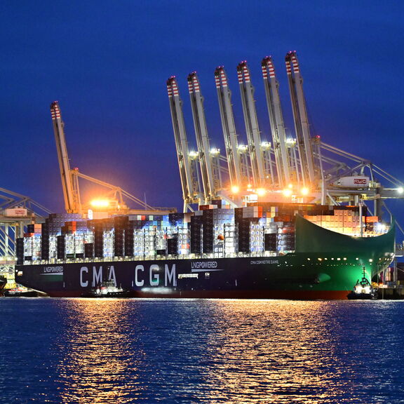 CMA CGM Notre Dame at the quay at RWG