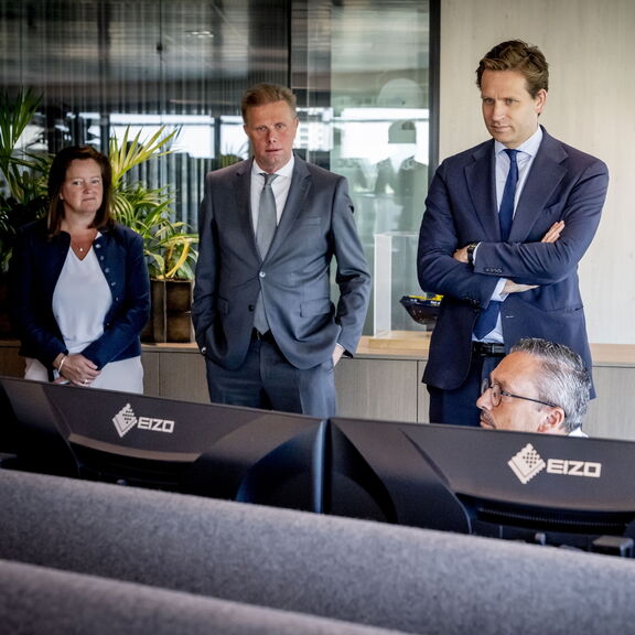 Minister Karremans kreeg een demonstratie van het U-space Airspace Centre. Foto: Robin Utrecht
