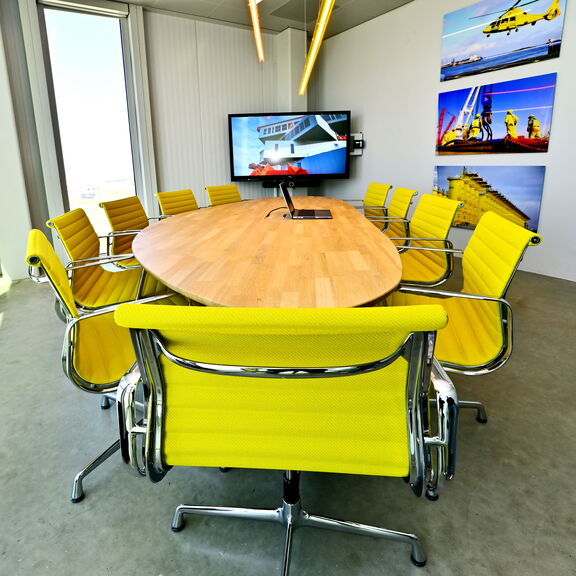 Collega's kijken naar display in Portlantis