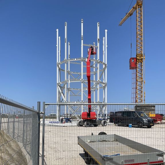 De bouw bij Portlantis is gestart. Het atrium staat inmiddels op zijn plek.