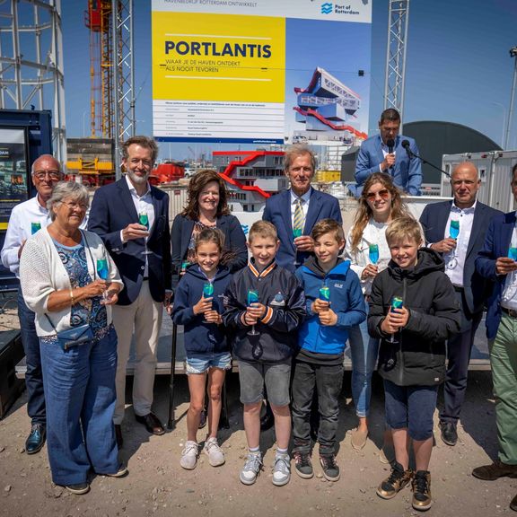 Op de foto leerlingen van de St Leonardusschool uit Brielle, het echtpaar Jo en Pien Verburg, Marco Tak (Shipagents) en Bas Janssen (Deltalinqs) samen met de algemene directie van Havenbedrijf Rotterdam (Allard Castelein, Vivienne de Leeuw en Boudewijn Si